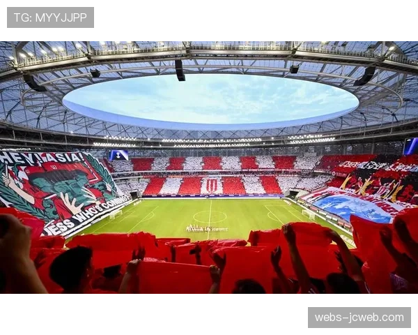 莱斯特城球迷挂出巨型Tifo，拼出“永不独行”字样激励球队